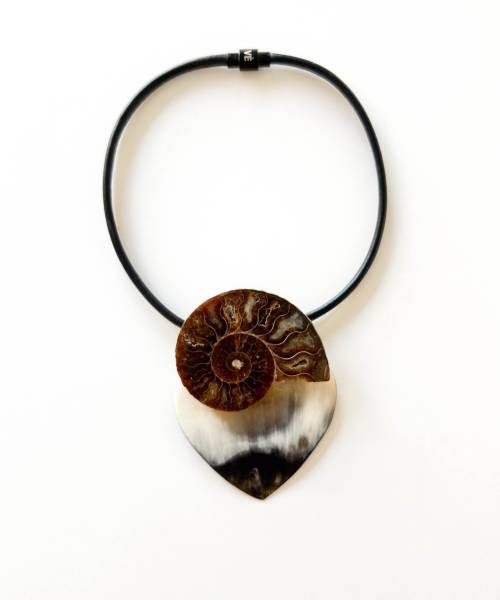 Collar corto, piel negra