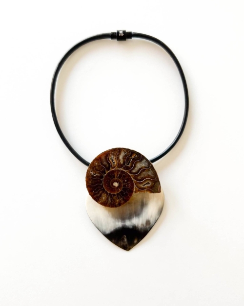 Collar corto, piel negra