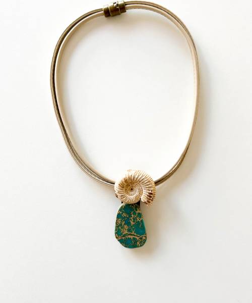 Collar corto, piel beige