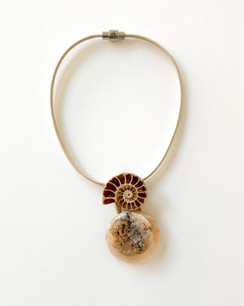 Collar corto, piel beige