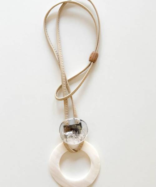 Collar largo, piel beige