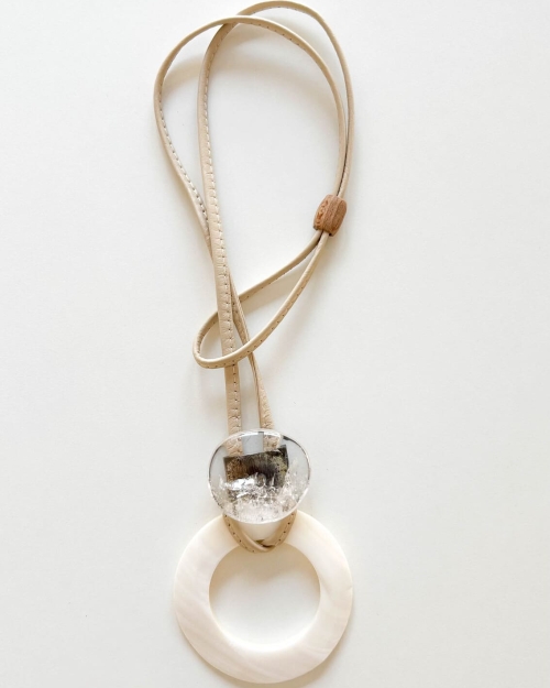 Collar largo, piel beige