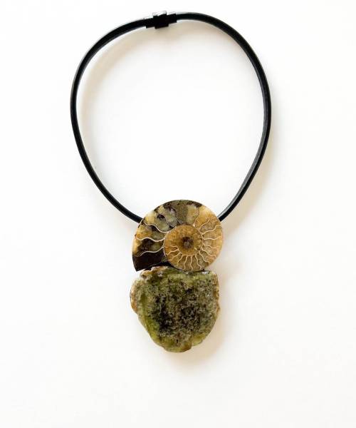 Collar corto piel negra