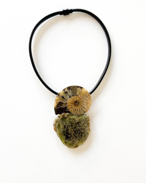 Collar corto piel negra