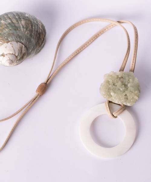 Collar largo, piel beige