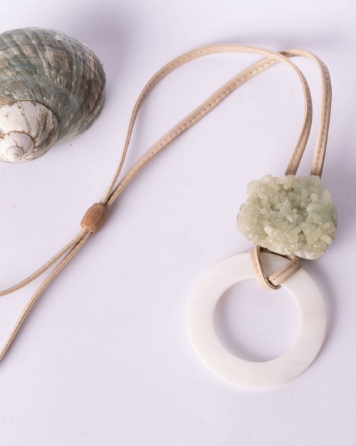 Collar largo, piel beige