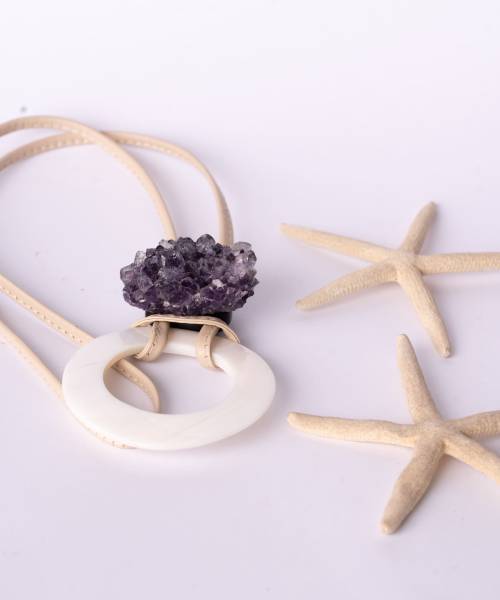 Collar largo, piel beige