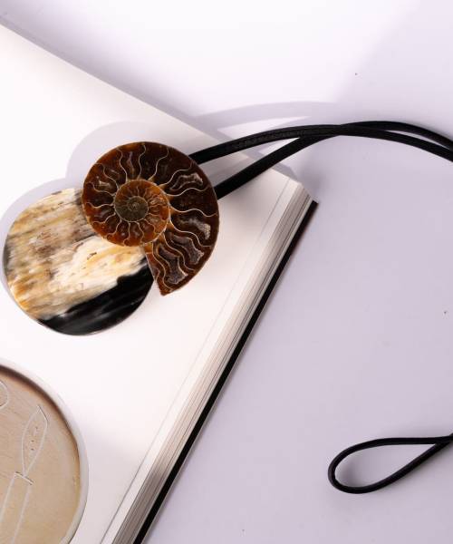 Collar largo piel negra