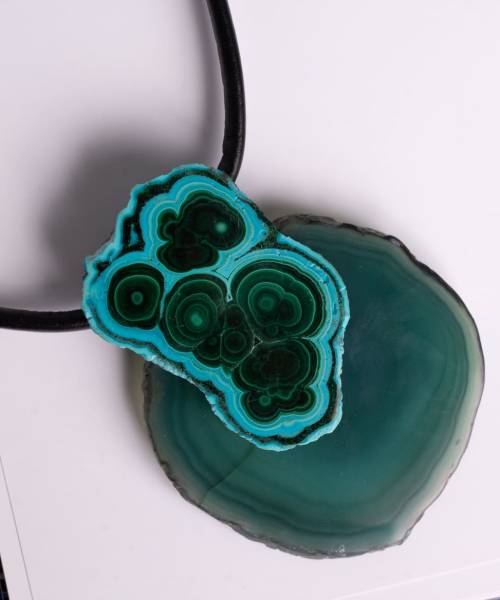 Collar corto, piel negra