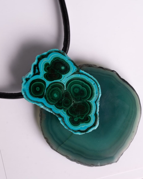 Collar corto, piel negra