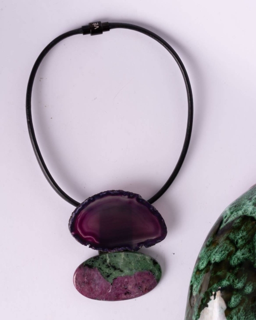 Collar corto, piel negra