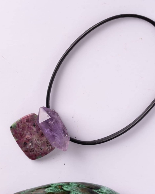 Collar corto, piel negra