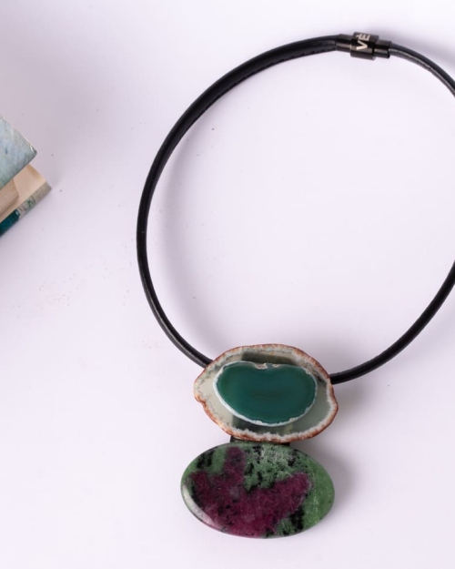 Collar corto piel negra