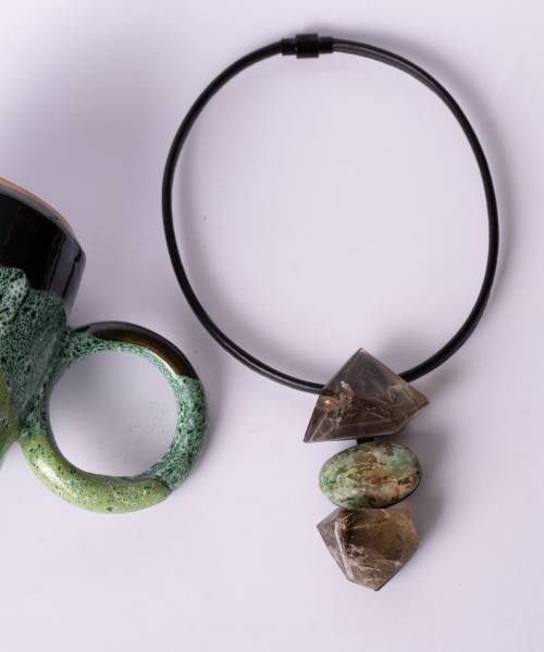 Collar corto, piel negra