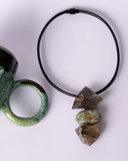 Collar corto, piel negra