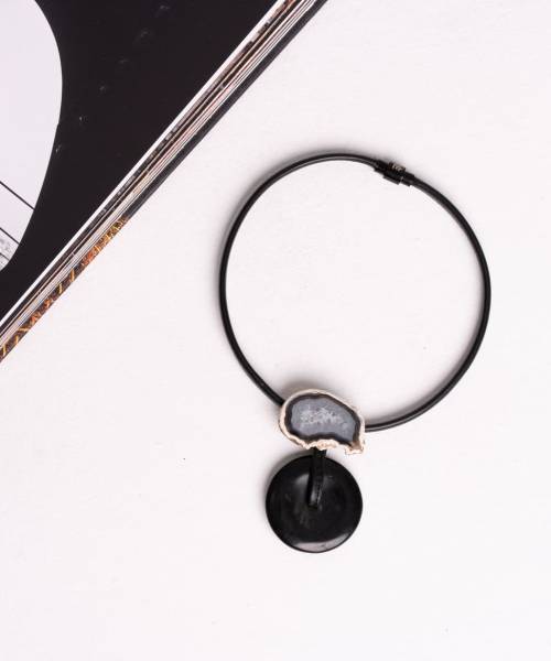 Collar corto piel negra