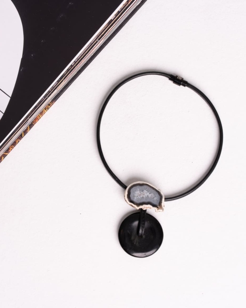 Collar corto piel negra