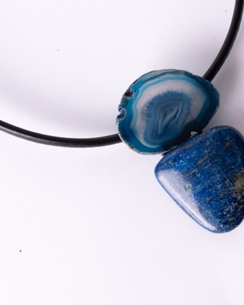 Collar corto, piel negra