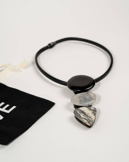 Collar corto piel negra