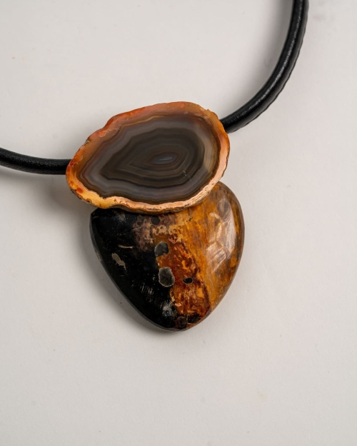 Collar corto, piel negra