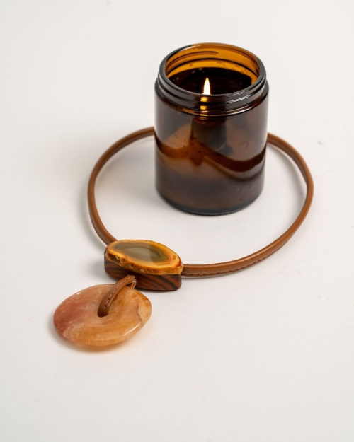 Collar corto, piel came