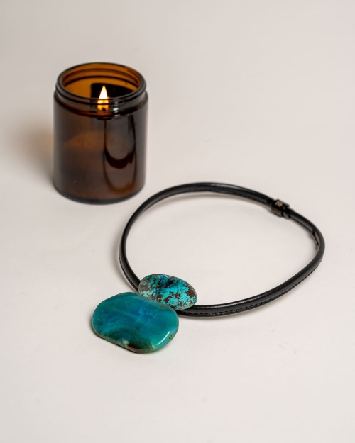 Collar corto piel negra