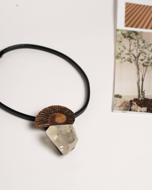 Collar corto piel negra