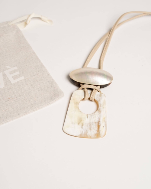 Collar largo piel beige