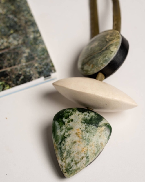 Collar largo piel verde